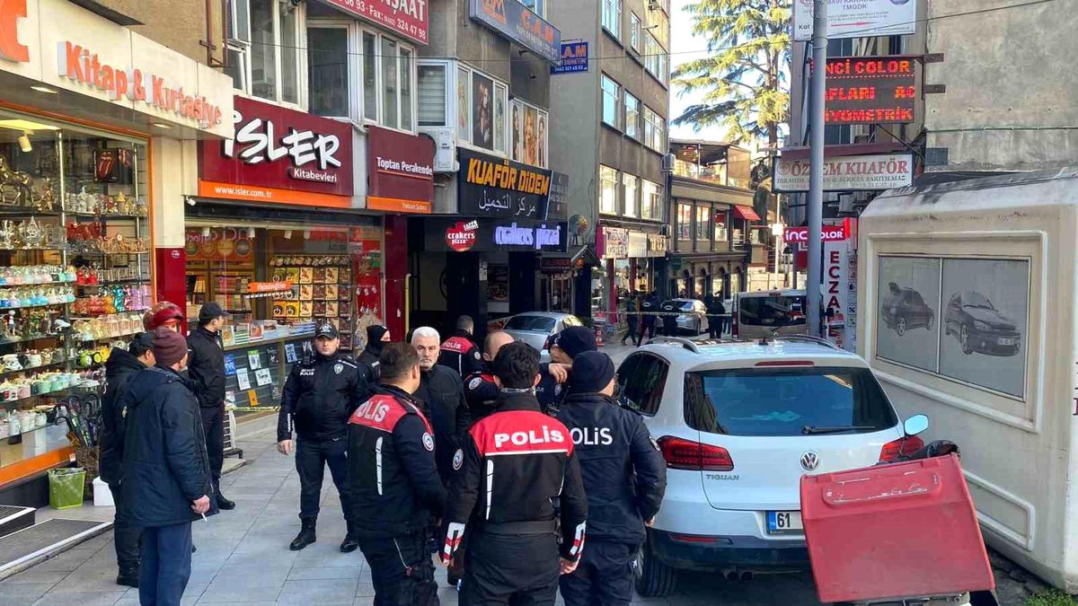 Trabzon\'da silahlı kavganın görüntüleri güvenlik ve cep telefonu kameralarına yansıdı