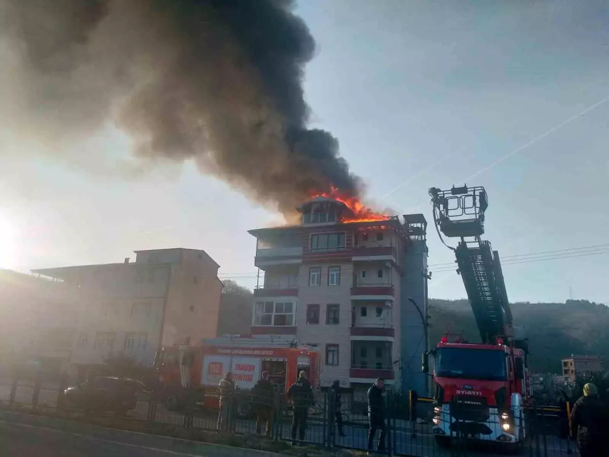 Trabzon\'un Araklı ilçesinde 5 katlı evin çatısı alevlere teslim oldu