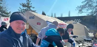 Ümraniye Belediyesi'nden depremzedelere hamsi ikramı
