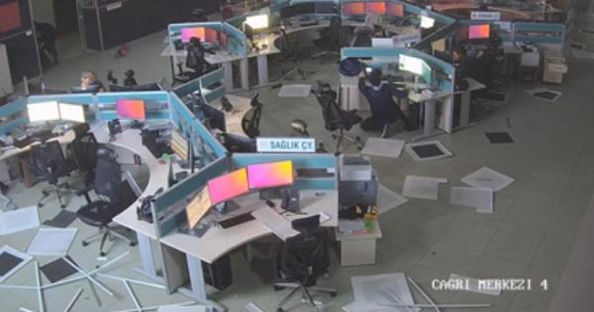 7.7 büyüklüğündeki depremde Osmaniye 112 Merkezi\'nde yaşananlar kamerada