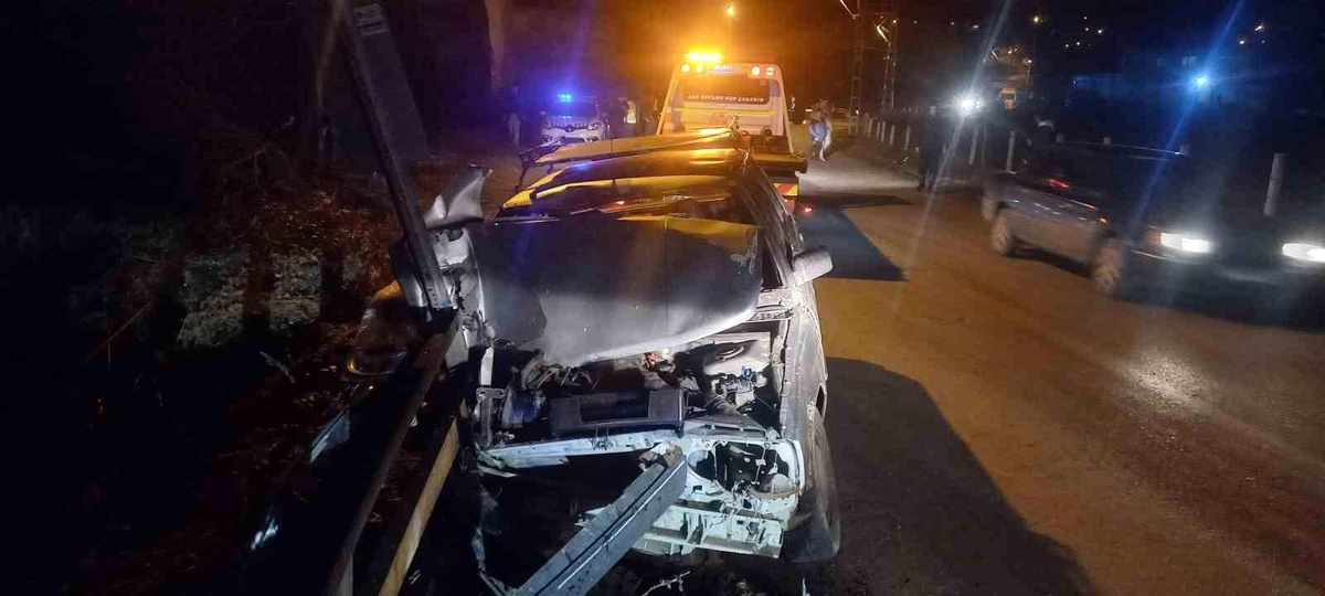 Alkollü sürücü bariyerlere çarptı: 1\'i ağır 3 yaralı