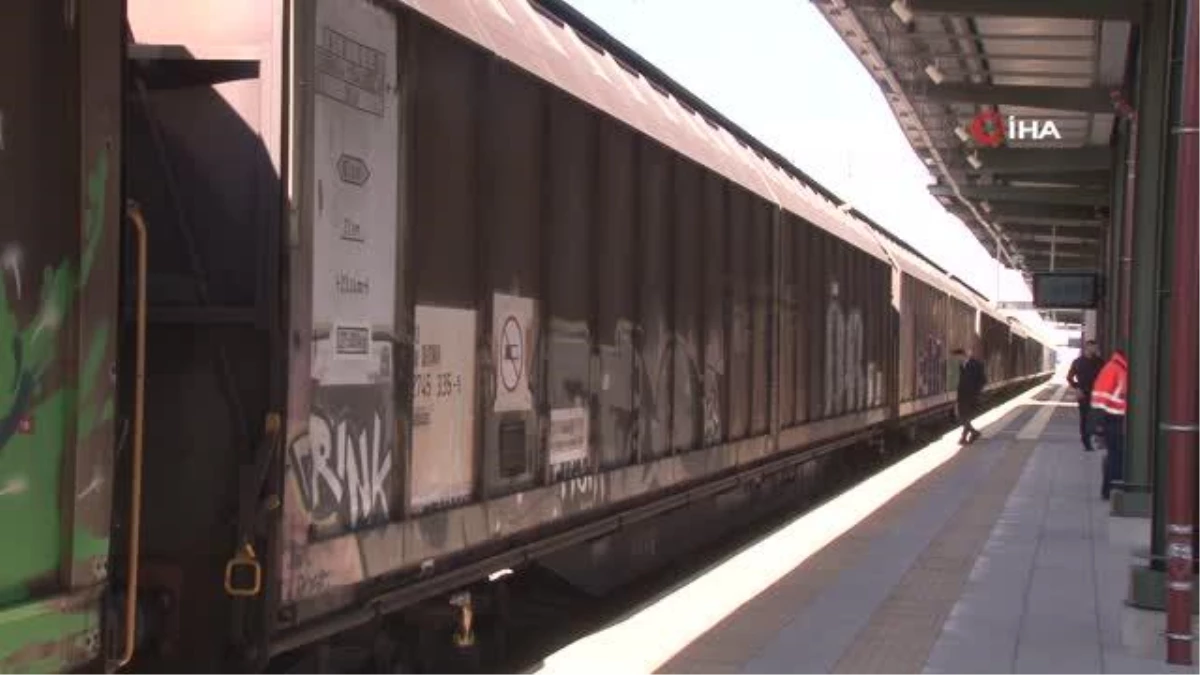 Almanya\'dan yola çıkan 400 tonluk malzeme taşıyan yardım treni, İstanbul Halkalı Tren Garı\'na geldi