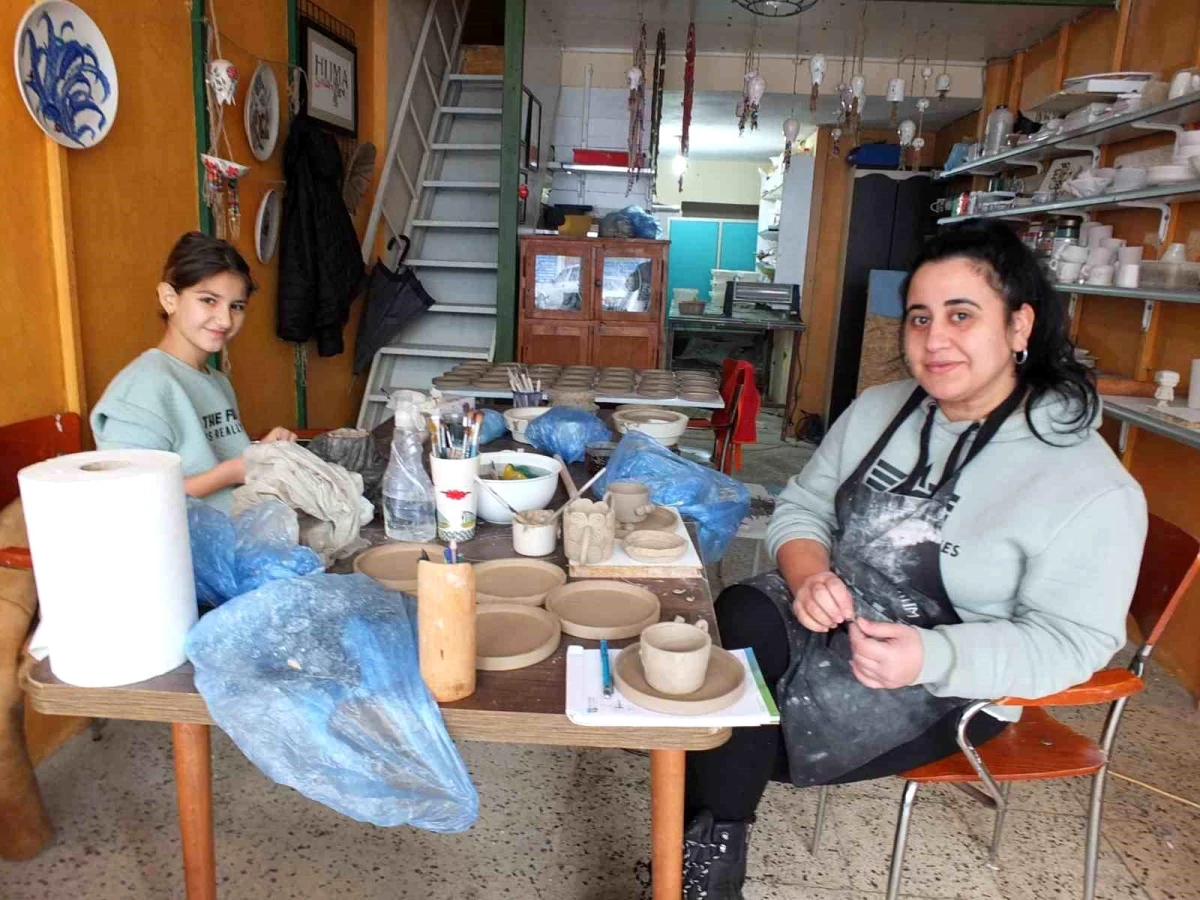 Balıkesir\'de Elif Şahin, öğrencilere çini yapımını öğretiyor