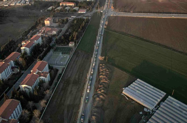 Bir şehrin enkazı böyle taşınıyor Bir şehrin enkazı böyle taşınıyor