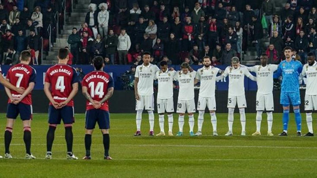 Büyük ayıp! Depremzedeler için yapılan saygı duruşunda küfürlü tezahürat