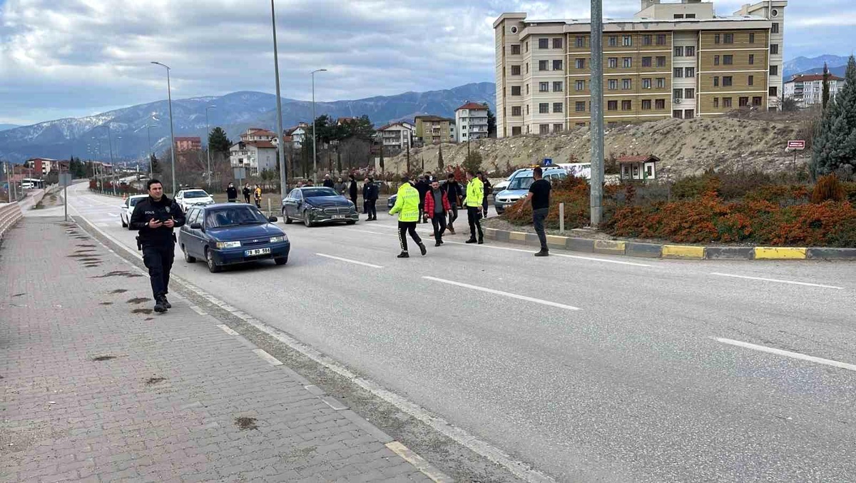 Çöp kamyonu ile çarpışan otomobil sürücüsü yaralandı