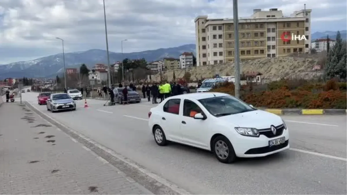 Çöp kamyonu ile çarpışan otomobil sürücüsü yaralandı