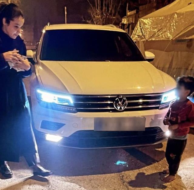 Deprem bölgesinde ayağı çıplak bir çocuğa kek veren AK Partili Kadın Kolları yöneticisi, tepkiler sonrası paylaşımını sildi