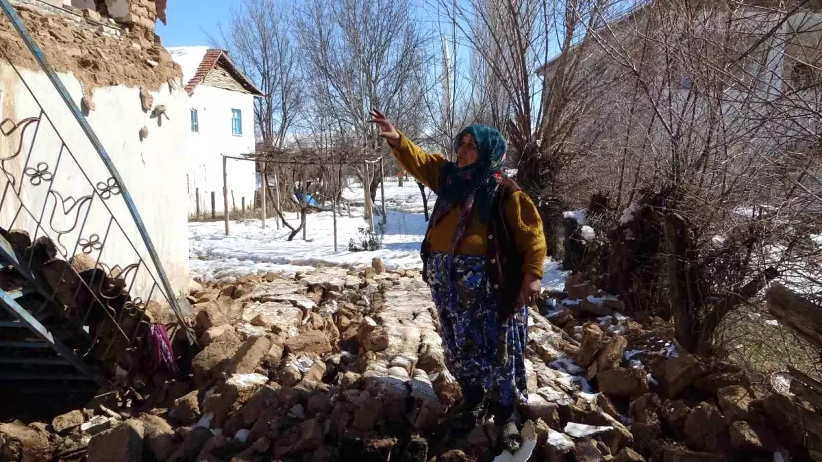 Depremde evi yıkılan yaşlı kadın yaşadıklarını gözyaşları ile anlattı: "Komşularımız kurtardı"