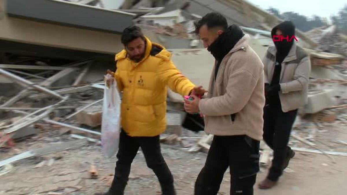 DEPREMDE ÖLEN ÇOCUKLAR İÇİN ENKAZ ALANLARINA RENKLİ BALON KOYDULAR