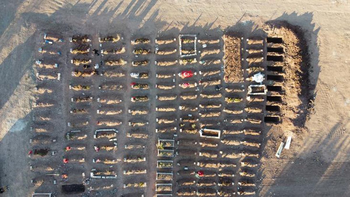 Kimine oyuncak koydular, kimine gelinlik! Depremde hayatını kaybedenlerin mezarları yürek dağladı