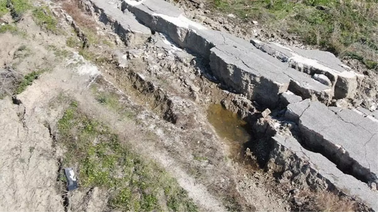 Depremin vahametini anlatan görüntü! 3 kilometrelik yol önce yarıldı sonra çöktü