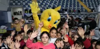 Depremzede fenomen civciv, çocukların neşe kaynağı oluyor