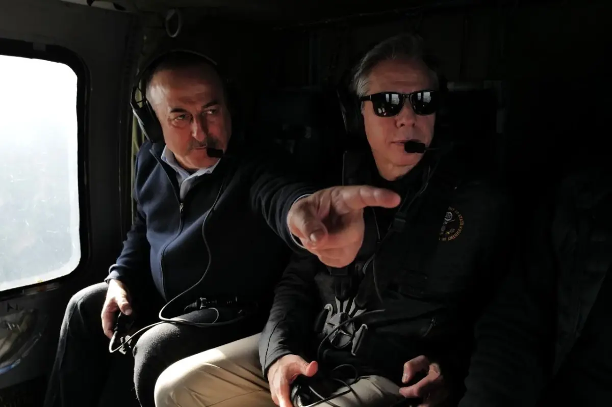 Dışişleri Bakanı Çavuşoğlu, ABD\'li mevkidaşı ile deprem bölgesinde incelemelerde bulundu