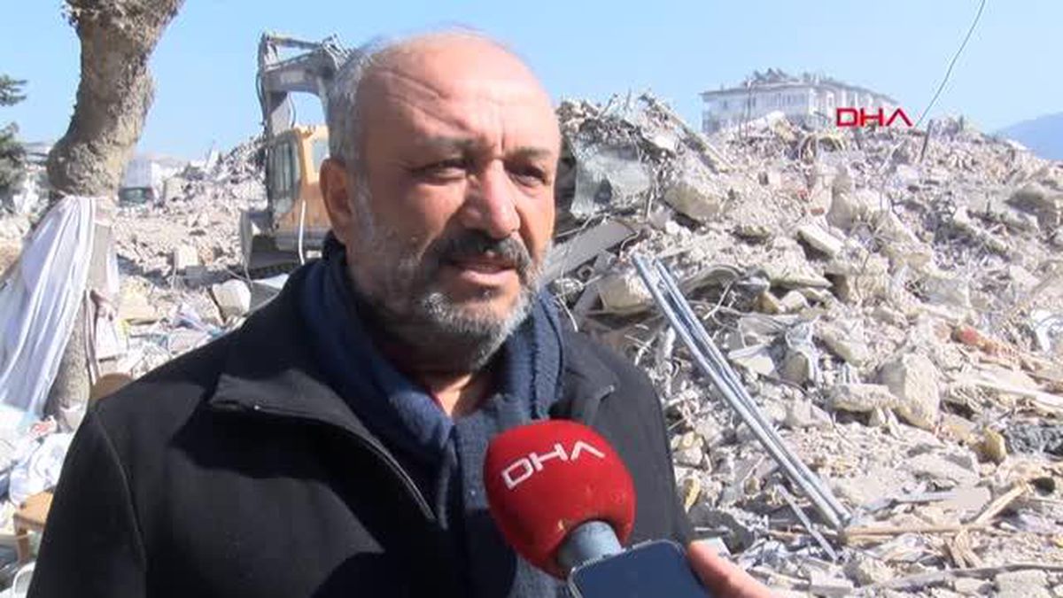 Elinde fotoğrafıyla günlerdir eşinin enkazdan çıkmasını bekliyor