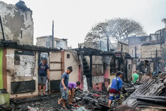 Filipinler'in Quezon Kentinde Çıkan Yangında Yerleşim Bölgesi Küle Döndü