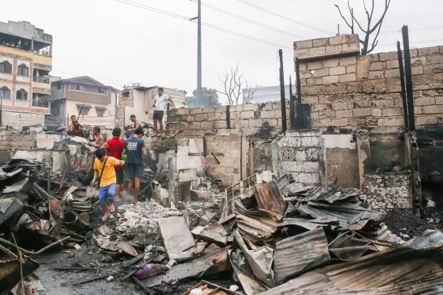 Filipinler'in Quezon Kentinde Çıkan Yangında Yerleşim Bölgesi Küle Döndü