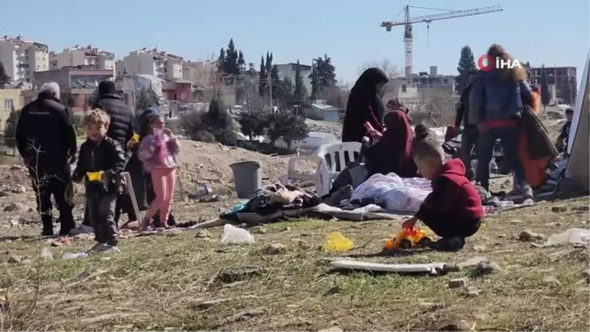 Gönüllü olarak geldikleri Adıyaman\'da dağıttıkları oyuncaklarla çocukların yüzünü güldürdüler