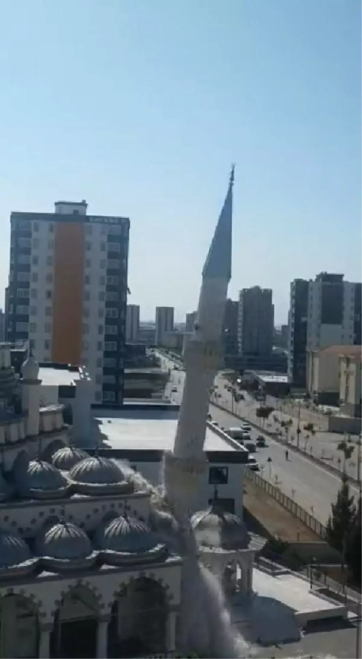 Hasar gören caminin minaresi, kontrollü şekilde yıkıldı