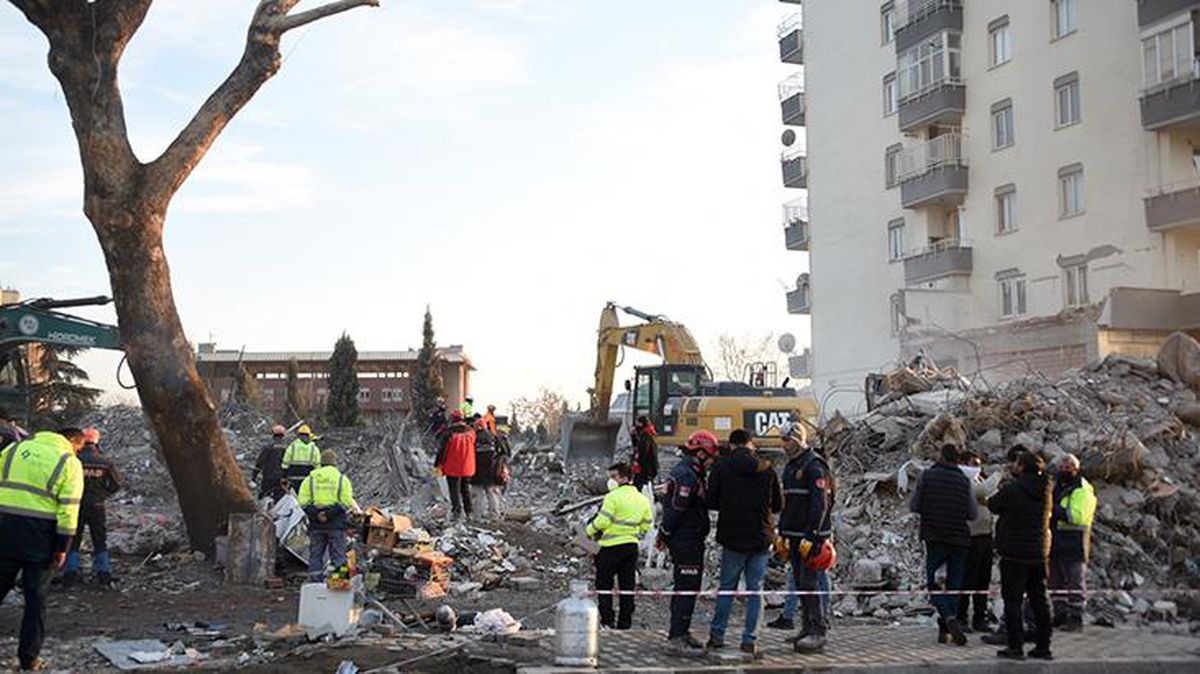 Deprem bölgesinde eşya almak için ağır hasarlı yapılara girilmesine izin verilmeyecek! Genelge yayımlandı