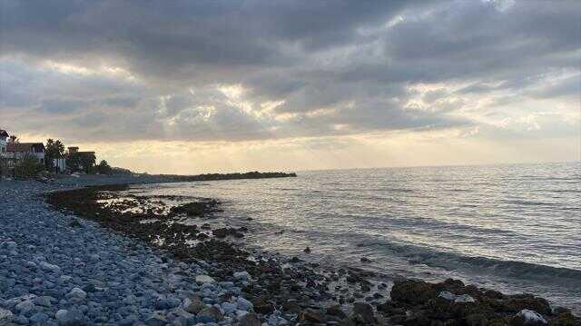 Hatay'da deniz suyu çekildi