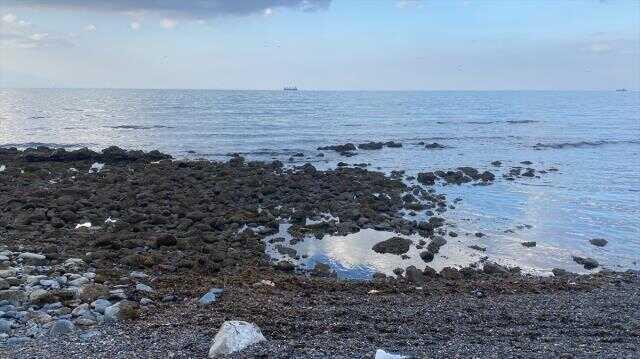 Hatay'da deniz suyu çekildi