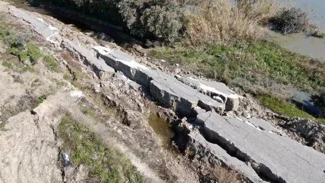 Hatay'da korkutucu görüntüler: 3 kilometrelik yol önce yarıldı sonra çöktü