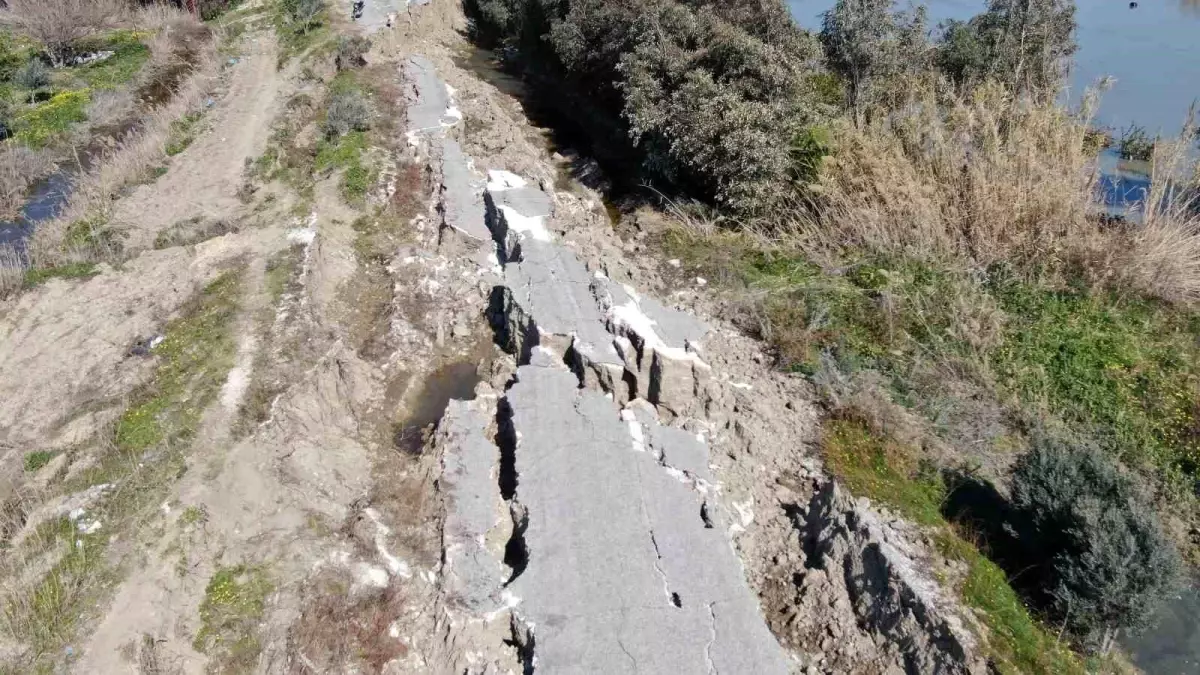 Hatay\'da korkutucu görüntüler: 3 kilometrelik yol önce yarıldı sonra çöktü