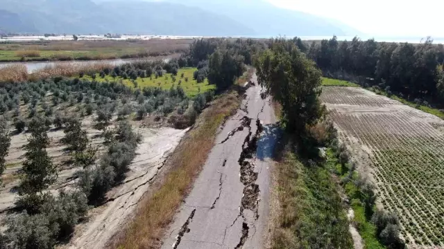 Hatay'da korkutucu görüntüler: 3 kilometrelik yol önce yarıldı sonra çöktü