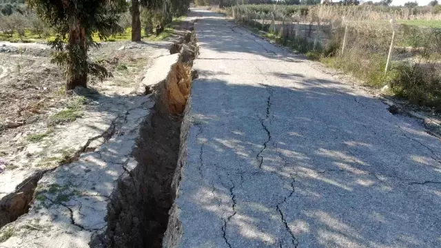 Hatay'da korkutucu görüntüler: 3 kilometrelik yol önce yarıldı sonra çöktü