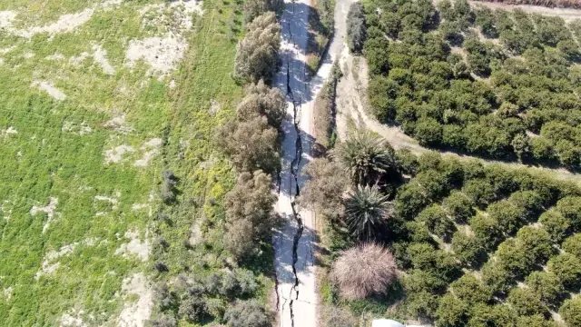 Hatay'da korkutucu görüntüler: 3 kilometrelik yol önce yarıldı sonra çöktü