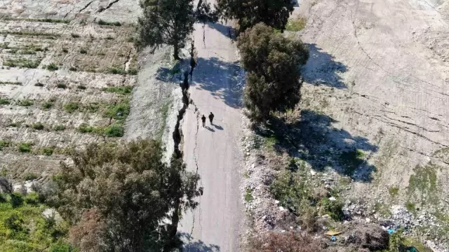 Hatay'da korkutucu görüntüler: 3 kilometrelik yol önce yarıldı sonra çöktü