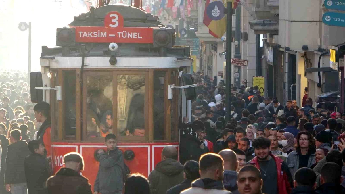 İstanbul\'da güneşli havayı fırsat bilen vatandaşlar İstiklal Caddesi\'ne akın etti