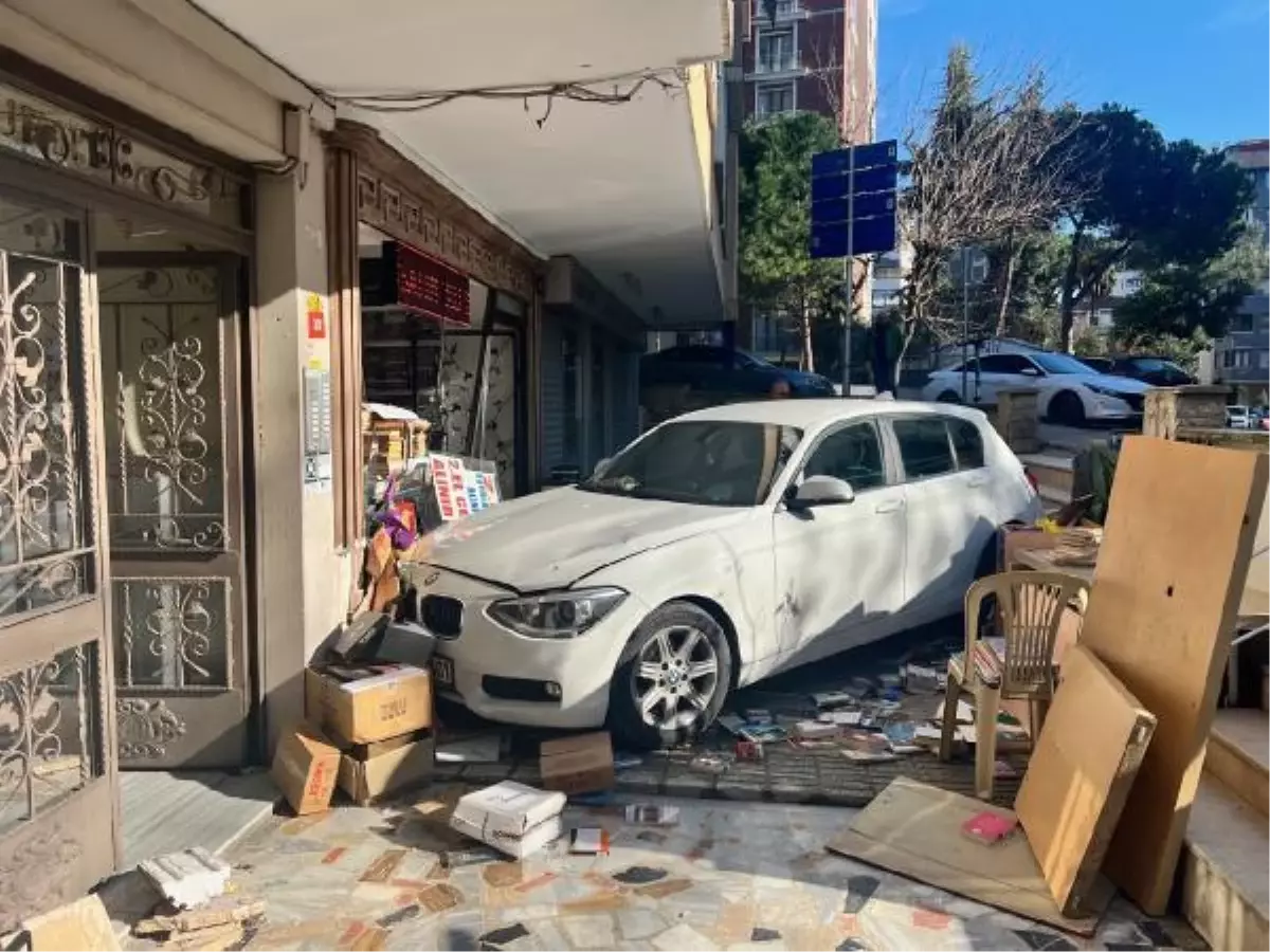 KADIKÖY\'DE OTOMOBİL BİNA BAHÇESİNE DÜŞTÜ