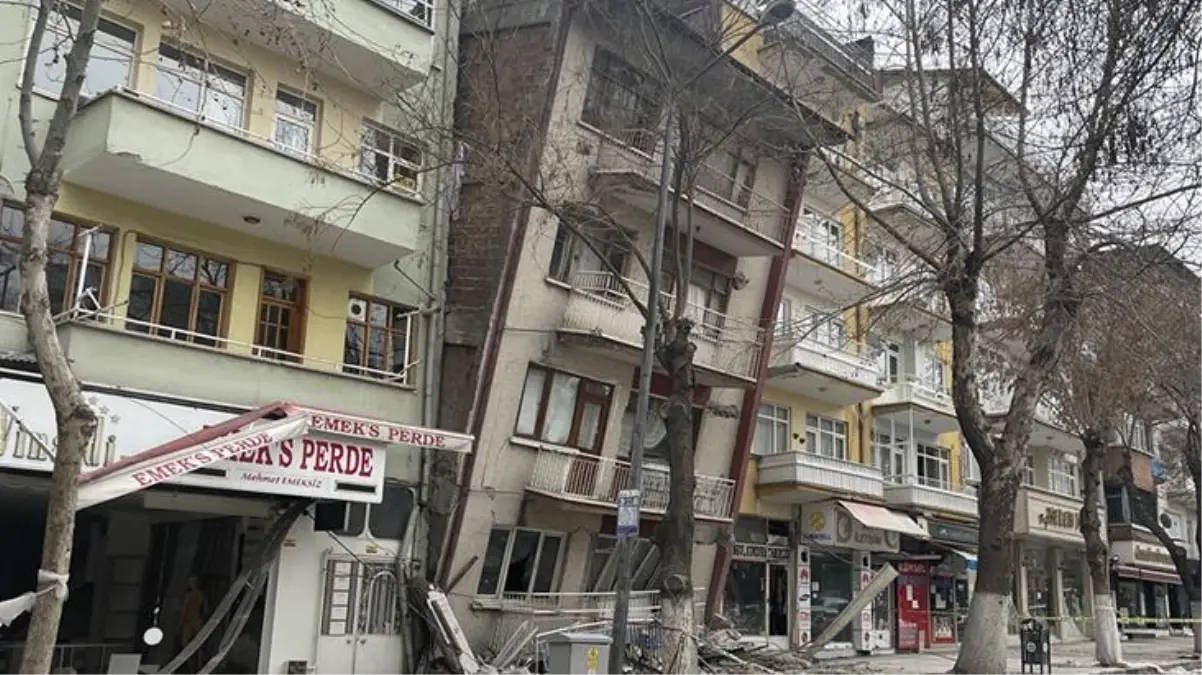 Malatya\'da 4,7 büyüklüğünde deprem sonrası bir bina öne doğru yattı, cadde kapatıldı