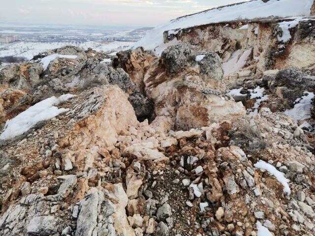 Malatya'da korkunç manzara deprem dağı ikiye böldü Malatya'da korkunç manzara deprem dağı ikiye böldü