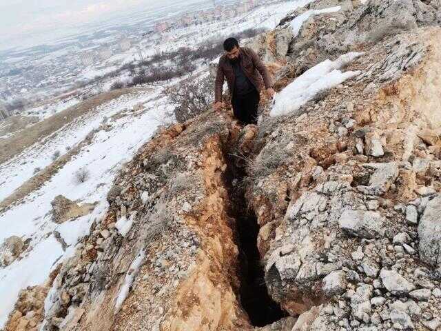 Malatya'da korkunç manzara deprem dağı ikiye böldü Malatya'da korkunç manzara deprem dağı ikiye böldü