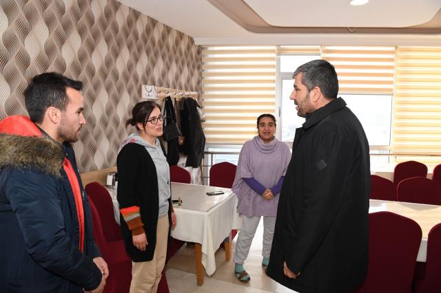 Muş Belediye Başkanı Feyat Asya ve eşi Suna Asya, depremzedeleri ziyaret etti
