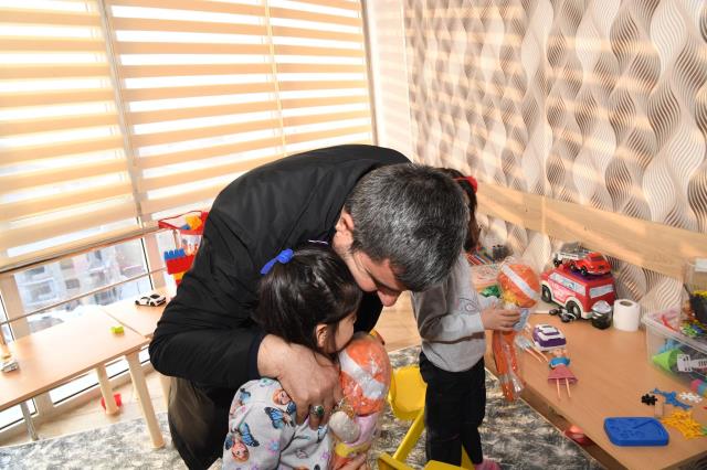Muş Belediye Başkanı Feyat Asya ve eşi Suna Asya, depremzedeleri ziyaret etti