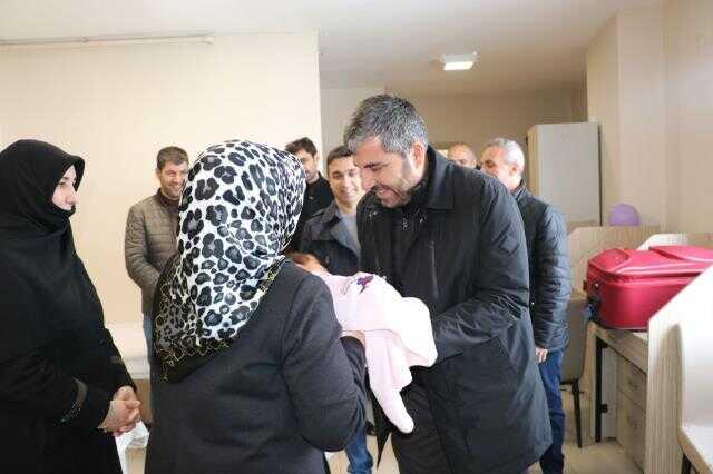 Muş Belediye Başkanı Feyat Asya ve eşi Suna Asya, depremzedeleri ziyaret etti