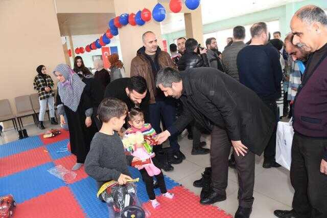 Muş Belediye Başkanı Feyat Asya ve eşi Suna Asya, depremzedeleri ziyaret etti