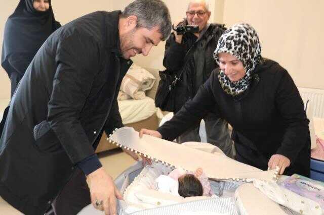 Muş Belediye Başkanı Feyat Asya ve eşi Suna Asya, depremzedeleri ziyaret etti