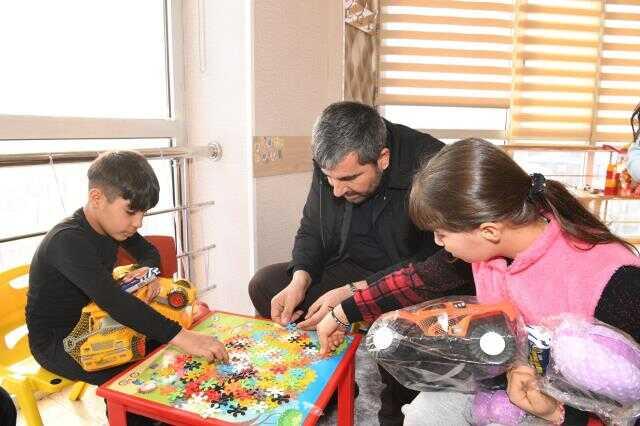 Muş Belediye Başkanı Feyat Asya ve eşi Suna Asya, depremzedeleri ziyaret etti