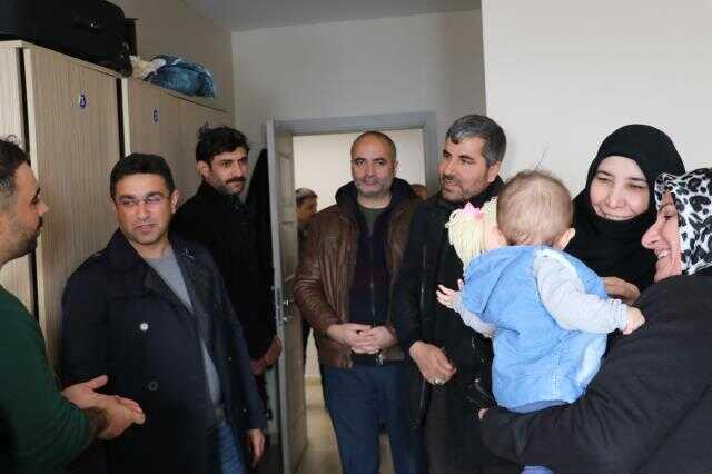 Muş Belediye Başkanı Feyat Asya ve eşi Suna Asya, depremzedeleri ziyaret etti