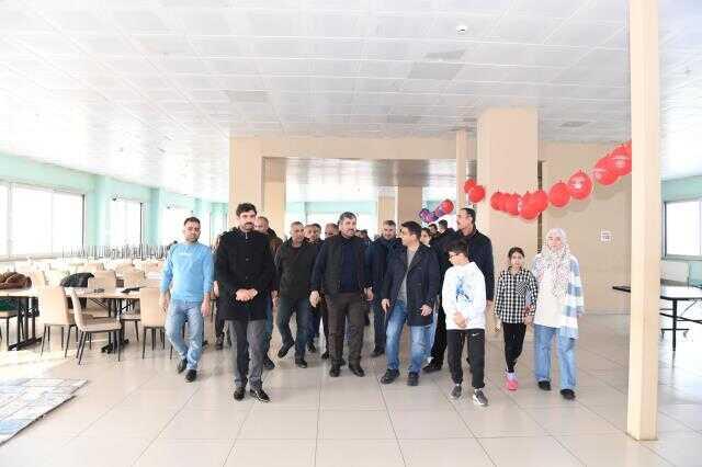 Muş Belediye Başkanı Feyat Asya ve eşi Suna Asya, depremzedeleri ziyaret etti