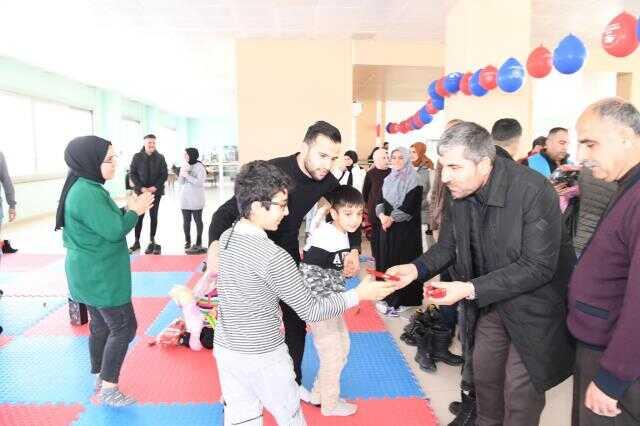 Muş Belediye Başkanı Feyat Asya ve eşi Suna Asya, depremzedeleri ziyaret etti