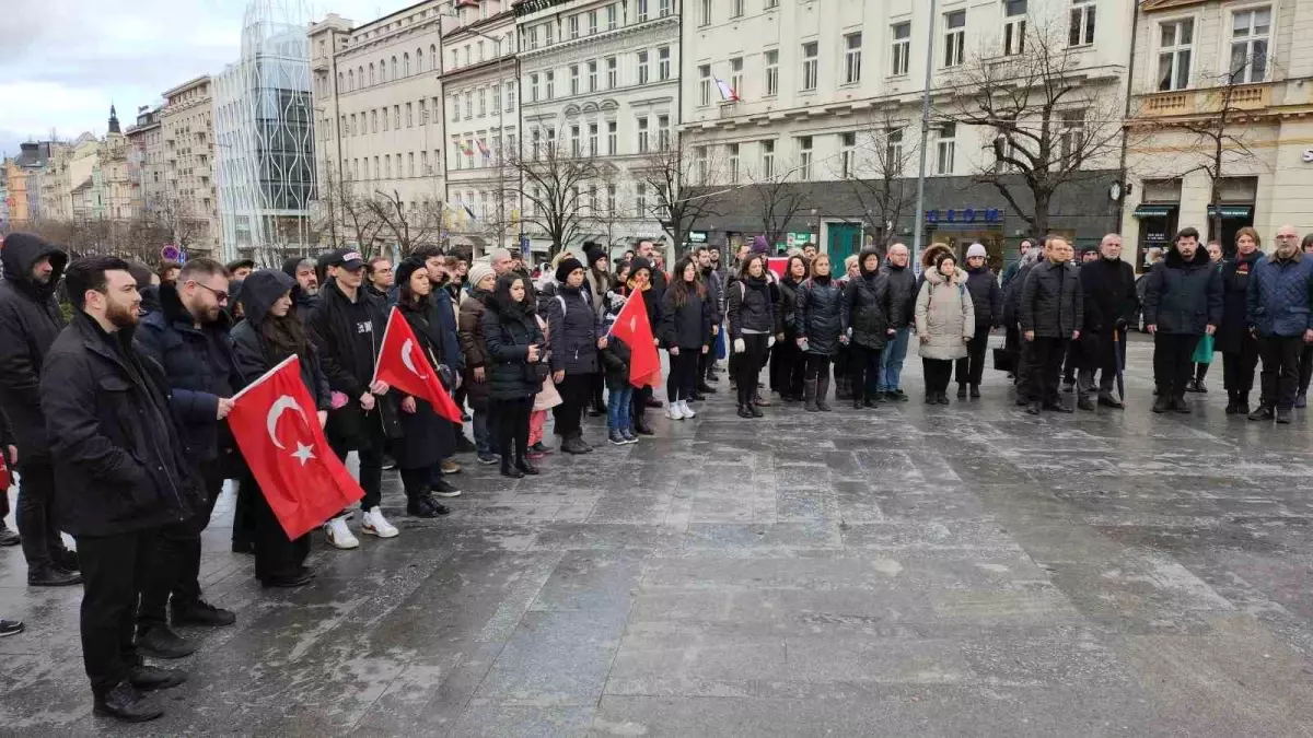 Türkiye\'deki deprem felaketinde hayatını kaybedenler Çekya\'da anıldı