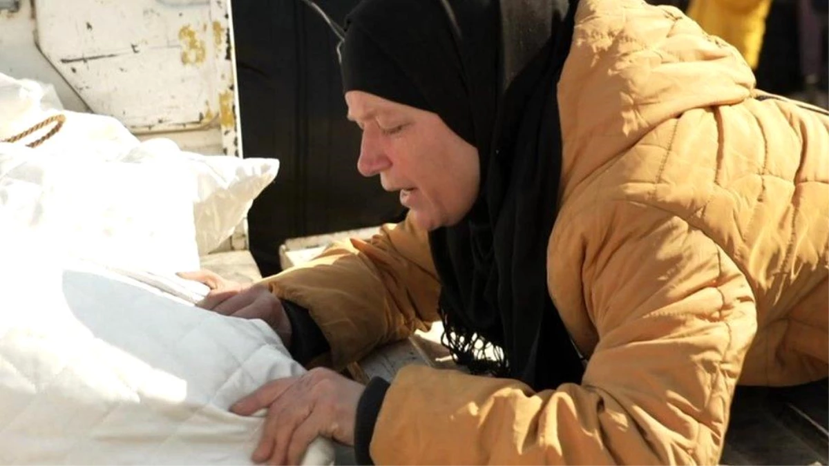 Türkiye\'deki Suriyeli depremzedeler yakınlarının cenazelerini Suriye\'ye gönderiyor