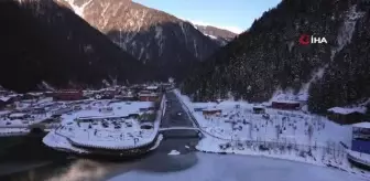 Uzungöl buz tuttu, kartpostallık manzara böyle görüntülendi