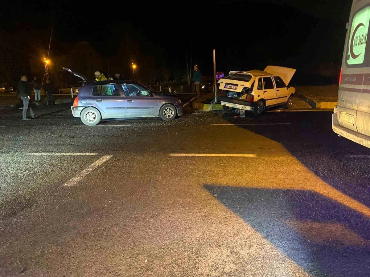 Zonguldak\'ta kavşakta çarpışan iki otomobilde 2\'si ağır 3 kişi yaralandı